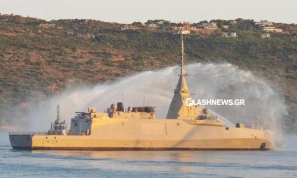 Στο λιμάνι της Σούδας η φρεγάτα «Κίμων» – Πλάνα από την «υδάτινη αψίδα» για την υποδοχή της