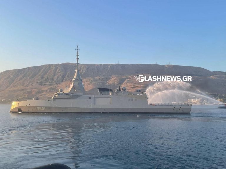 Στο λιμάνι της Σούδας η φρεγάτα «Κίμων» – Πλάνα από την «υδάτινη αψίδα» για την υποδοχή της 9 Η φραγάτα Κίμων στην Σούδα / flashnews,gr