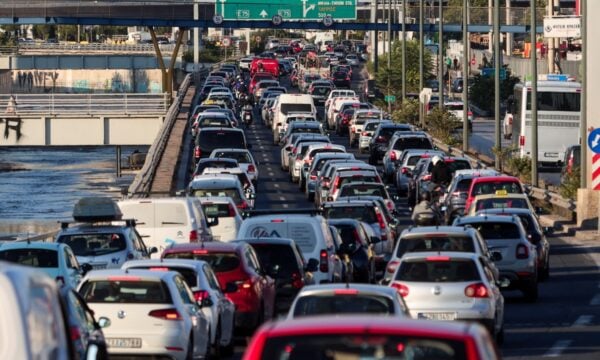 Κίνηση στους δρόμους: Μεγάλες καθυστερήσεις σε Κηφισό, Κηφισίας και Αττική Οδό