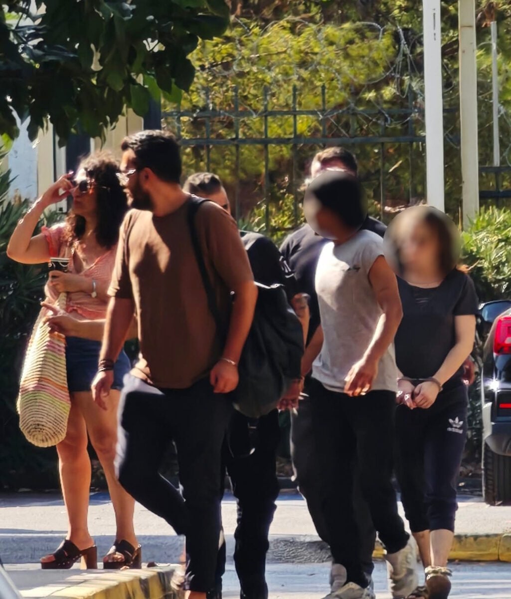 Κυψέλη: Στον Ανακριτή οι 3 συλληφθέντες για τον θάνατο του βρέφους – Εμφανίστηκαν 43χρονος και Αφγανός με κατεβασμένο το κεφάλι 7 Κυψέλη: Στον Ανακριτή οι 3 συλληφθέντες για τον θάνατο του βρέφους – Εμφανίστηκαν 43χρονος και Αφγανός με κατεβασμένο το κεφάλι