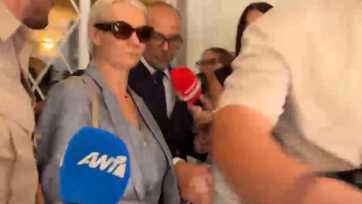 Γιώργος Μαζωνάκης: Το ζευγάρι των γιατρών βγαίνει από την κλινική του Κολωνακίου 1 Γιώργος Μαζωνάκης: Το ζευγάρι των γιατρών βγαίνει από την κλινική του Κολωνακίου