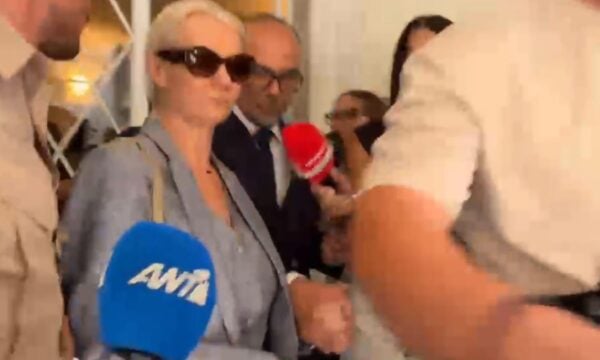 Γιώργος Μαζωνάκης: Το ζευγάρι των γιατρών βγαίνει από την κλινική του Κολωνακίου
