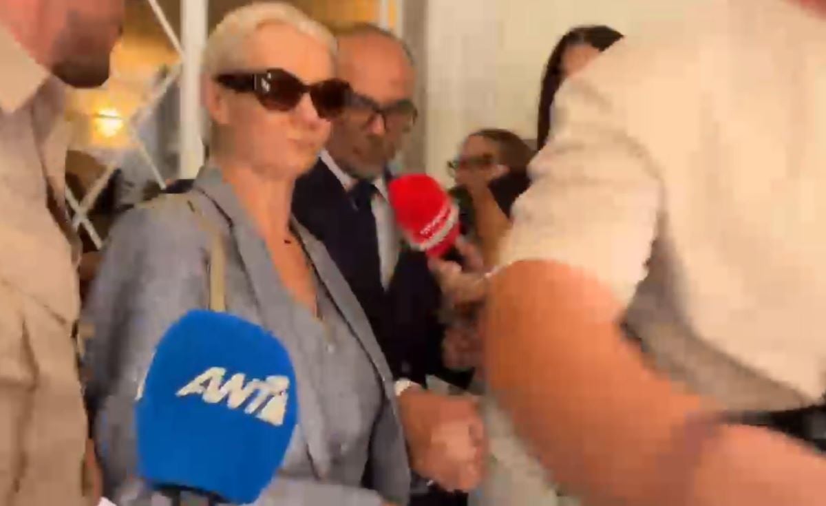 Γιώργος Μαζωνάκης: Το ζευγάρι των γιατρών βγαίνει από την κλινική του Κολωνακίου