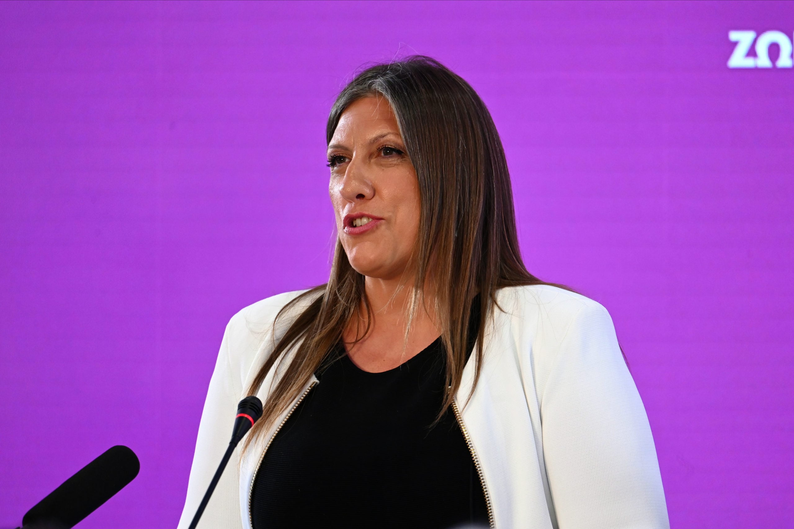 Ζωή Κωνσταντοπούλου στη ΔΕΘ: Η Πλεύση Ελευθερίας είναι η λύση – Τσίπρας: «Κακοσκηνοθετημένος Ροβινσώνας του γλυκού νερού»