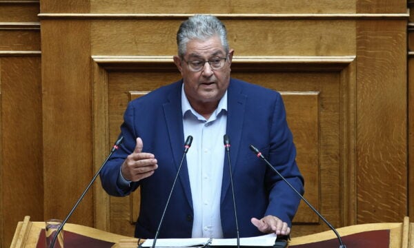 Κουτσούμπας στη Βουλή: Ο λαός, βάζοντας τις ανάγκες του μπροστά και με δυνατό ΚΚΕ, να ανοίξει δρόμο για να γράψει το δικό του Σύνταγμα