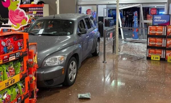 ΗΠΑ – Τέξας: Άνδρας έριξε το αυτοκίνητό του σε κλειστό σούπερ μάρκετ για να πάει στην τουαλέτα – ΦΩΤΟ