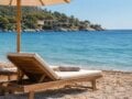 Βουλιαγμένη: Τραγωδία για μια ξαπλώστρα – 82χρονος πέθανε μετά από άγρια συμπλοκή με 76χρονο στην πλαζ