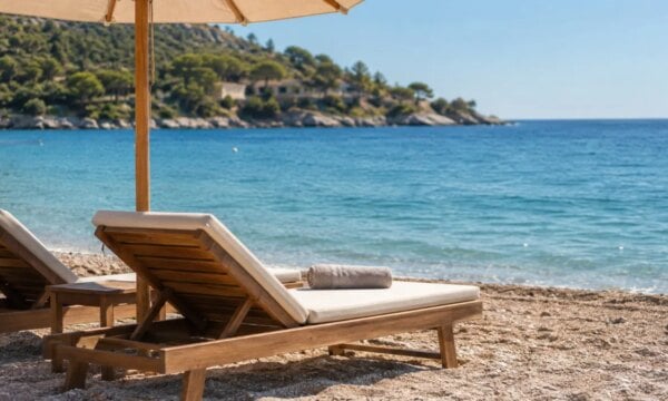 Βουλιαγμένη: 82χρονος πέθανε μετά από άγρια συμπλοκή με 76χρονο στην πλαζ για μια ξαπλώστρα