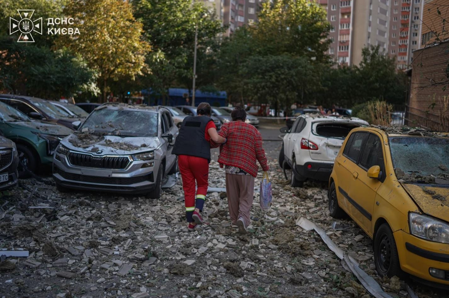 Ρωσικό σφυροκόπημα στην Ουκρανία: Τουλάχιστον 13 νεκροί και 75 τραυματίες από πλήγματα με drones και πυραύλους 16 Δύο γυναίκες περπατούν σε δρόμο του Κιέβου μετά από ρωσικό πλήγμα με drone, στις 9 Σεπτεμβρίου 2026. Φωτογραφία: Κρατική Υπηρεσία Εκτάκτων Αναγκών της Ουκρανίας / Telegram