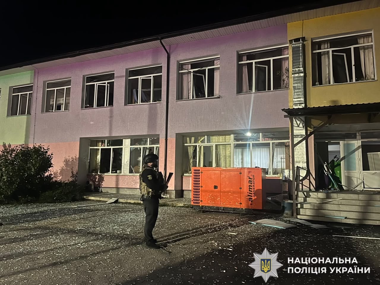 Ουκρανία: Μητέρα, δίχρονος γιος και τρίχρονο κοριτσάκι νεκροί από ρωσικό drone – «Δεν υπάρχουν λόγια για αυτόν τον πόνο» 13 Κτίριο με σπασμένα παράθυρα και ζημιές μετά τη ρωσική επίθεση στην περιφέρεια του Κιέβου, στις 19 Σεπτεμβρίου 2026. Πηγή: Εθνική Αστυνομία της Ουκρανίας / Telegram.