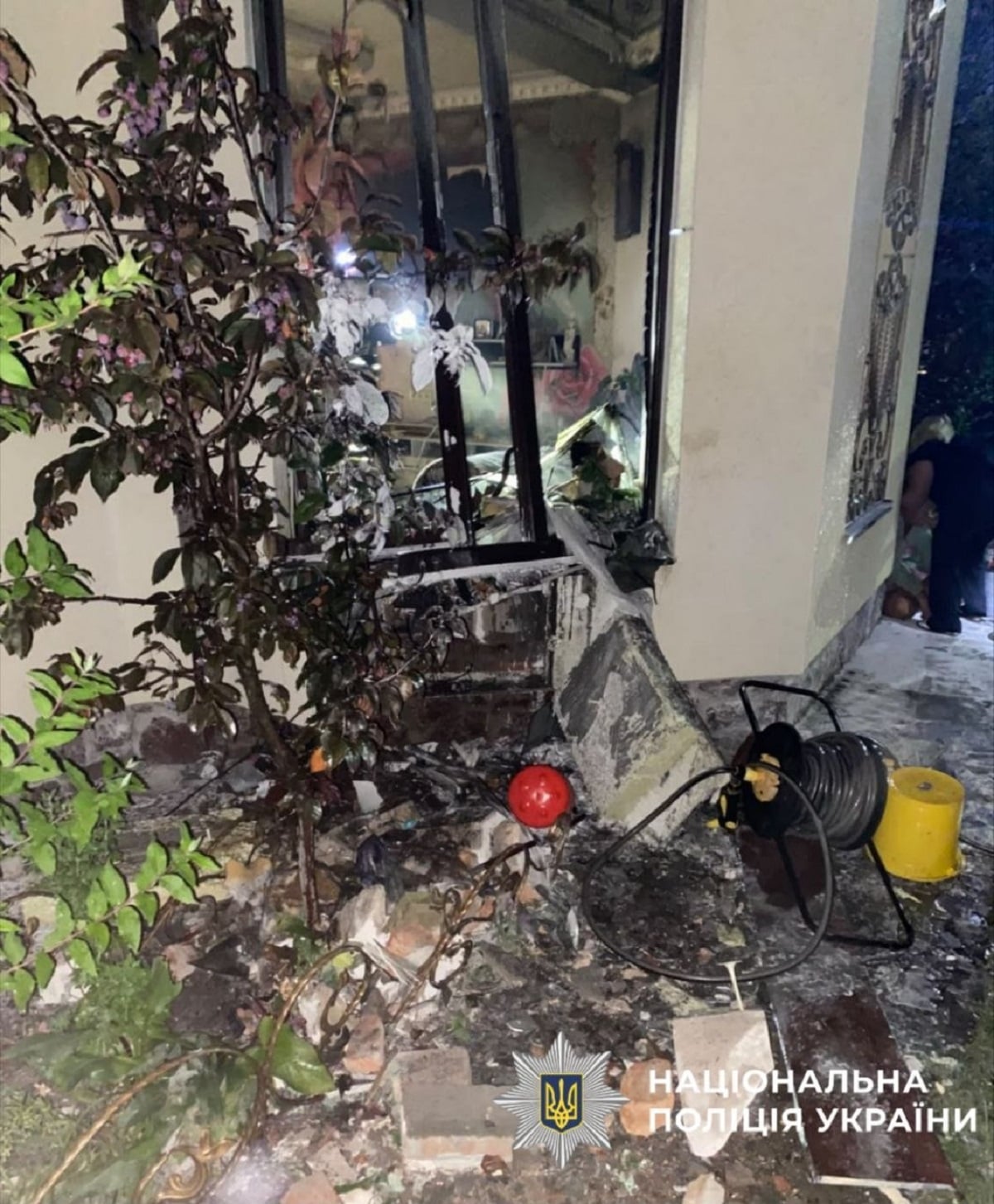 Ουκρανία: Μητέρα, δίχρονος γιος και τρίχρονο κοριτσάκι νεκροί από ρωσικό drone – «Δεν υπάρχουν λόγια για αυτόν τον πόνο» 15 Σπασμένα τζάμια και συντρίμμια στον εξωτερικό χώρο κτιρίου που υπέστη ζημιές από τη ρωσική επίθεση στην περιφέρεια του Κιέβου. Πηγή: Εθνική Αστυνομία της Ουκρανίας / Telegram.