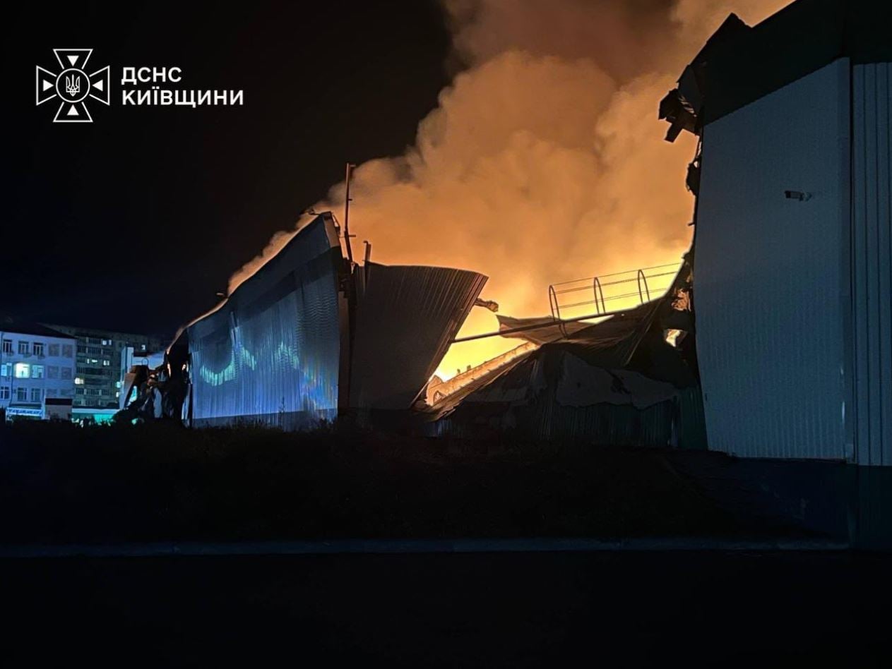 Ρωσικό σφυροκόπημα στην Ουκρανία: Τουλάχιστον 13 νεκροί και 75 τραυματίες από πλήγματα με drones και πυραύλους 14 Μεγάλη πυρκαγιά σε εγκατάσταση στην περιφέρεια του Κιέβου μετά από ρωσική επίθεση, στις 9 Σεπτεμβρίου 2026. Φωτογραφία: Κρατική Υπηρεσία Εκτάκτων Αναγκών της Ουκρανίας