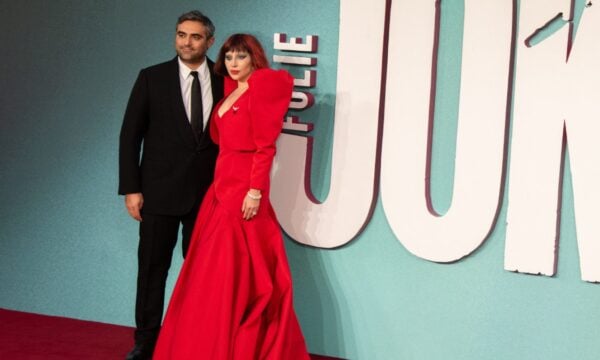 Lady Gaga: Οι πρώτες φωτογραφίες με το νεογέννητο μωρό της – Το κρατούσε κρυμμένο κάτω από την καμπαρντίνα