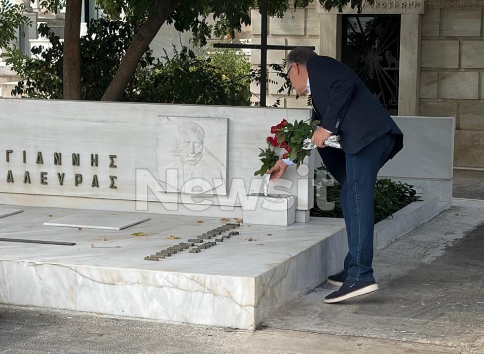 Ο Κώστας Λαλιώτης άφησε λουλούδια στους τάφους του Παπανδρέου, Γεννηματά και Αλευρά πριν την κηδεία της Μαργαρίτας Παπανδρέου 11 Ο Κώστας Λαλιώτης άφησε λουλούδια στους τάφους του Παπανδρέου, Γεννηματά και Αλευρά πριν την κηδεία της Μαργαρίτας Παπανδρέου