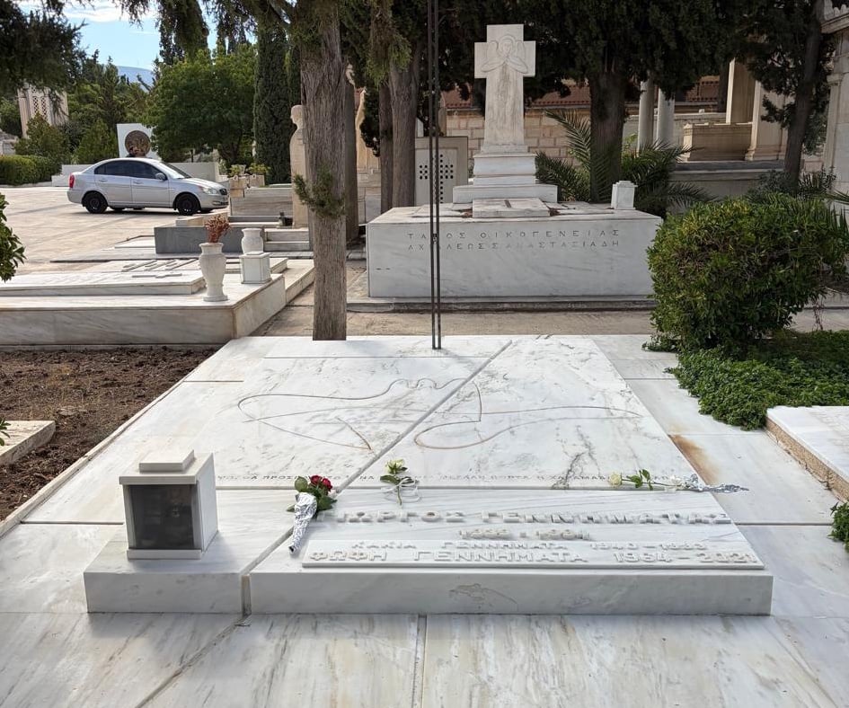 Ο Κώστας Λαλιώτης άφησε λουλούδια στους τάφους του Παπανδρέου, Γεννηματά και Αλευρά πριν την κηδεία της Μαργαρίτας Παπανδρέου 15 Ο Κώστας Λαλιώτης άφησε λουλούδια στους τάφους του Παπανδρέου, Γεννηματά και Αλευρά πριν την κηδεία της Μαργαρίτας Παπανδρέου