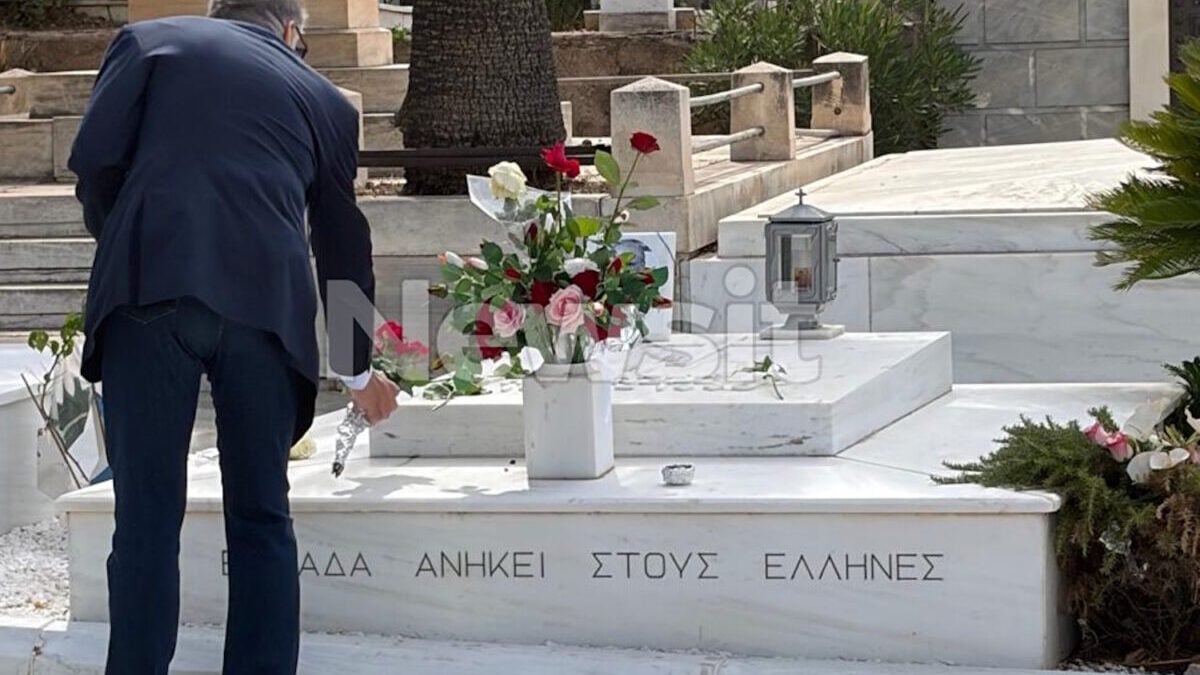 Ο Κώστας Λαλιώτης άφησε λουλούδια στους τάφους του Παπανδρέου, Γεννηματά και Αλευρά πριν την κηδεία της Μαργαρίτας Παπανδρέου