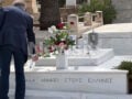 Ο Κώστας Λαλιώτης άφησε λουλούδια στους τάφους του Παπανδρέου, Γεννηματά και Αλευρά πριν την κηδεία της Μαργαρίτας Παπανδρέου