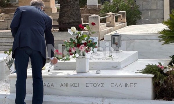 Ο Κώστας Λαλιώτης άφησε λουλούδια στους τάφους του Παπανδρέου, Γεννηματά και Αλευρά πριν την κηδεία της Μαργαρίτας Παπανδρέου