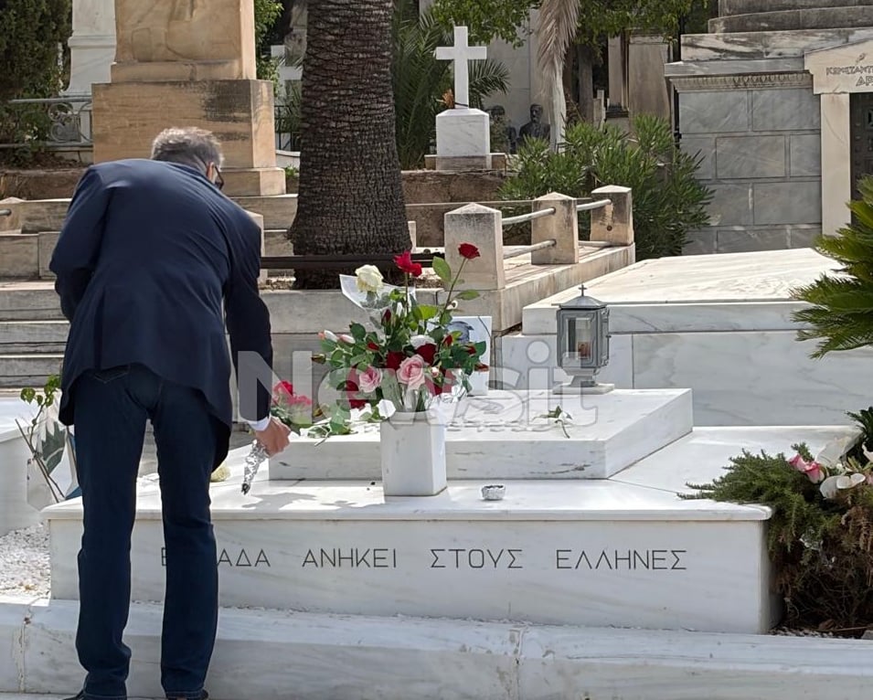 Ο Κώστας Λαλιώτης άφησε λουλούδια στους τάφους του Παπανδρέου, Γεννηματά και Αλευρά πριν την κηδεία της Μαργαρίτας Παπανδρέου 13 Ο Κώστας Λαλιώτης άφησε λουλούδια στους τάφους του Παπανδρέου, Γεννηματά και Αλευρά πριν την κηδεία της Μαργαρίτας Παπανδρέου