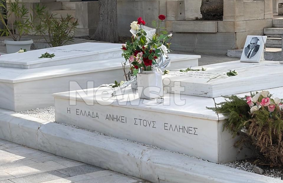 Ο Κώστας Λαλιώτης άφησε λουλούδια στους τάφους του Παπανδρέου, Γεννηματά και Αλευρά πριν την κηδεία της Μαργαρίτας Παπανδρέου 14 Ο Κώστας Λαλιώτης άφησε λουλούδια στους τάφους του Παπανδρέου, Γεννηματά και Αλευρά πριν την κηδεία της Μαργαρίτας Παπανδρέου