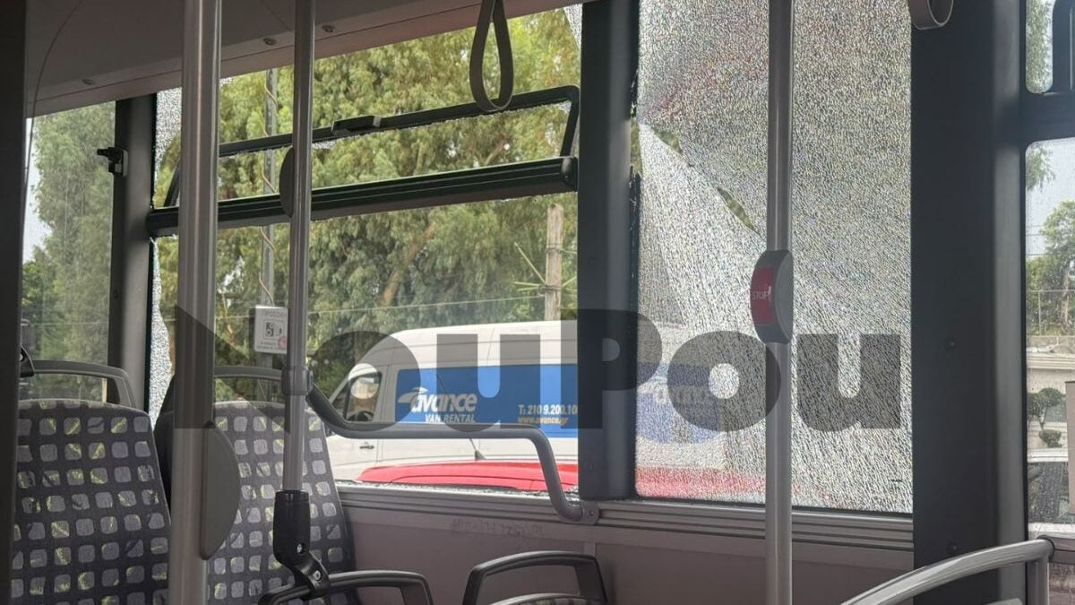 Άλιμος: Λεωφορείο συγκρούστηκε με φορτηγό στην Ποσειδώνος, έσπασε το πίσω τζάμι και θραύσματα έπεσαν σε επιβάτες 3 Άλιμος: Λεωφορείο συγκρούστηκε με φορτηγό στην Ποσειδώνος, έσπασε το πίσω τζάμι και θραύσματα έπεσαν σε επιβάτες