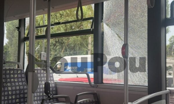 Άλιμος: Λεωφορείο συγκρούστηκε με φορτηγό στην Ποσειδώνος, έσπασε το πίσω τζάμι και θραύσματα έπεσαν σε επιβάτες