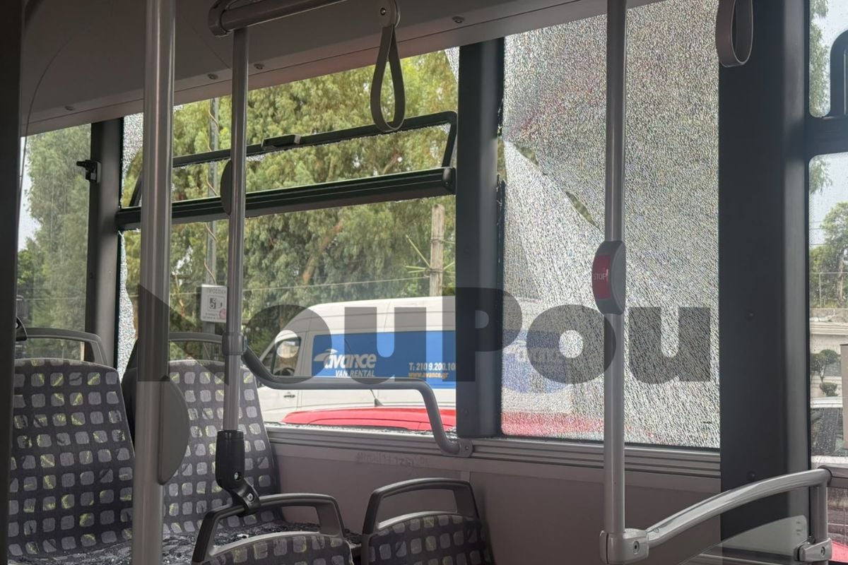 Άλιμος: Λεωφορείο συγκρούστηκε με φορτηγό στην Ποσειδώνος, έσπασε το πίσω τζάμι και θραύσματα έπεσαν σε επιβάτες