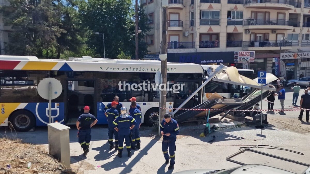 Θεσσαλονίκη: Ηλεκτρικό λεωφορείο έπεσε πάνω σε στάση – 4 τραυματίες 1 Θεσσαλονίκη: Ηλεκτρικό λεωφορείο έπεσε πάνω σε στάση – 4 τραυματίες