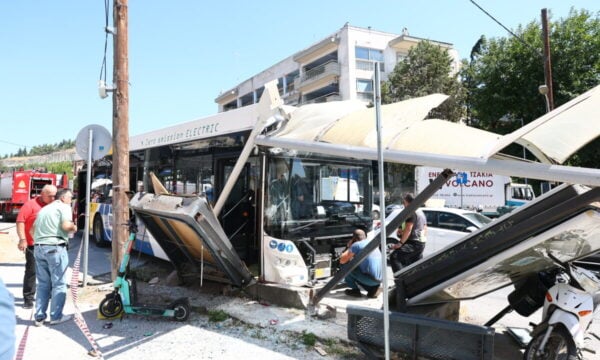Τροχαίο με ηλεκτρικό λεωφορείο στη Θεσσαλονίκη: Παραμένουν στο νοσοκομείο για νοσηλεία δύο γυναίκες τραυματίες