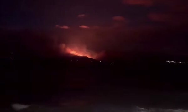 Λέσβος: Πυρκαγιά στην Καλλονή και μεγάλη επιχείρηση της Πυροσβεστικής