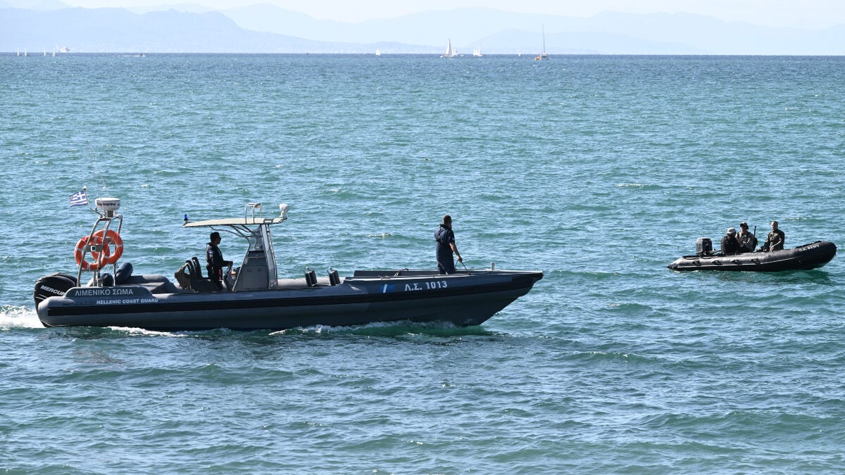 Σύρος: Επιχείρηση διάσωσης 10 ανθρώπων από καταμαράν με εισροή υδάτων 1 Σύρος: Επιχείρηση διάσωσης 10 ανθρώπων από καταμαράν με εισροή υδάτων