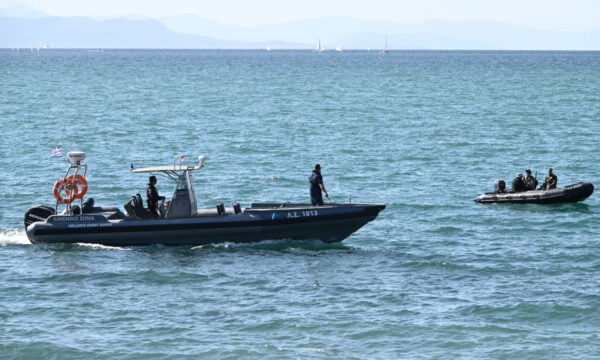 Σύρος: Επιχείρηση διάσωσης 10 ανθρώπων από καταμαράν με εισροή υδάτων
