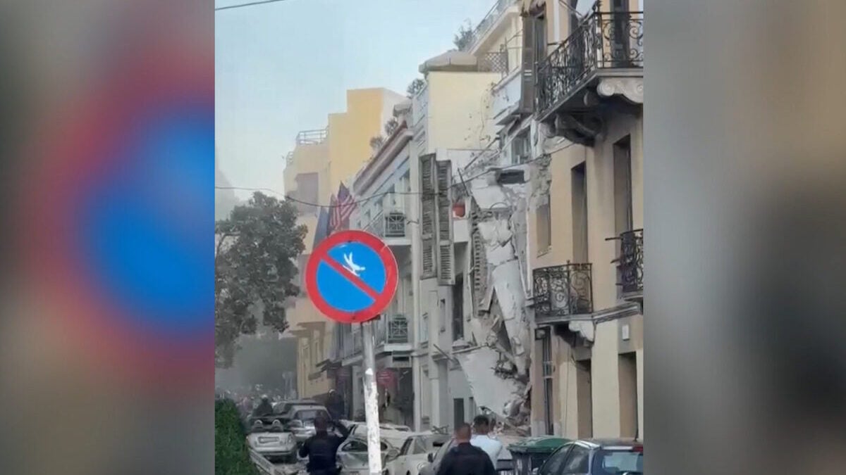 Πλάκα: Διώροφο κτίριο κατέρρευσε μετά την έκρηξη στην οδό Λυσικράτους 1 Πλάκα: Διώροφο κτίριο κατέρρευσε μετά την έκρηξη στην οδό Λυσικράτους
