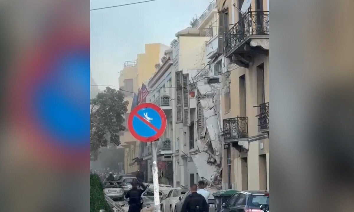 Πλάκα: Διώροφο κτίριο κατέρρευσε μετά την έκρηξη στην οδό Λυσικράτους