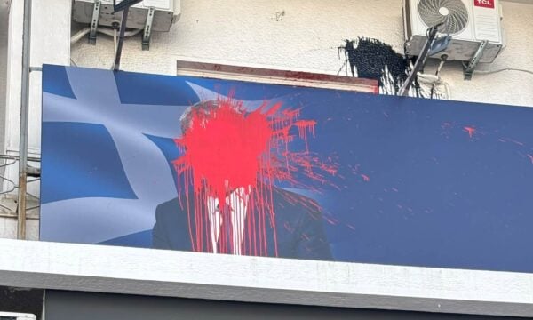Ανδρέας Λοβέρδος: Άγνωστοι πέταξαν μπογιές στο γραφείο του στη Δάφνη – Δηλώνει ότι δεν φοβάται ούτε πτοείται, καταδικάζει η ΝΔ