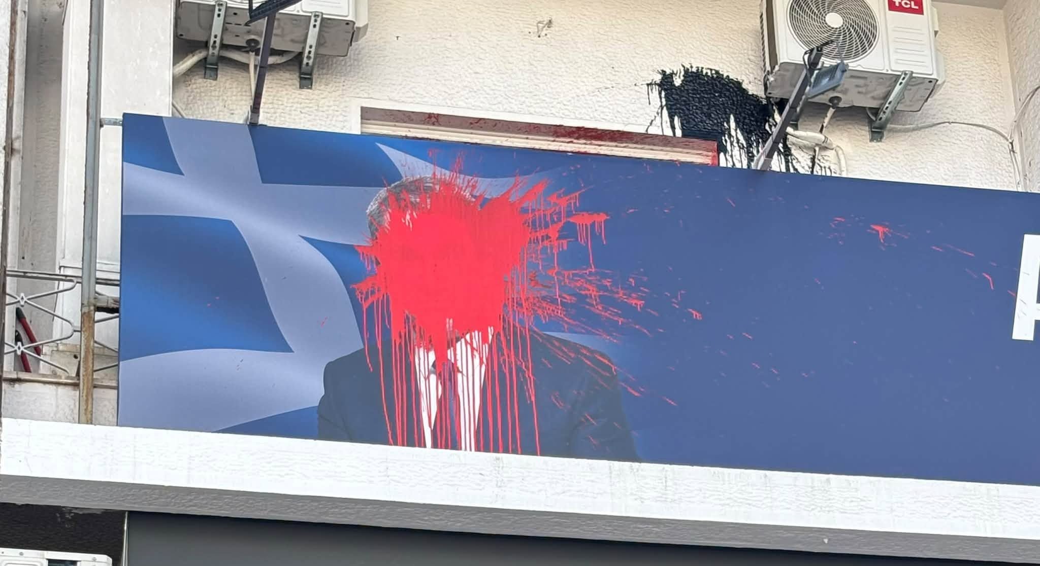 Ανδρέας Λοβέρδος: Άγνωστοι πέταξαν μπογιές στο γραφείο του στη Δάφνη – Δηλώνει ότι δεν φοβάται ούτε πτοείται, καταδικάζει η ΝΔ