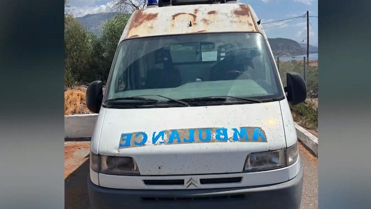 Μάνη: Ασθενοφόρο του 1996 με σχεδόν 1 εκατομμύριο χιλιόμετρα προκαλεί αντιδράσεις στους κατοίκους 1 Μάνη: Ασθενοφόρο του 1996 με σχεδόν 1 εκατομμύριο χιλιόμετρα προκαλεί αντιδράσεις στους κατοίκους