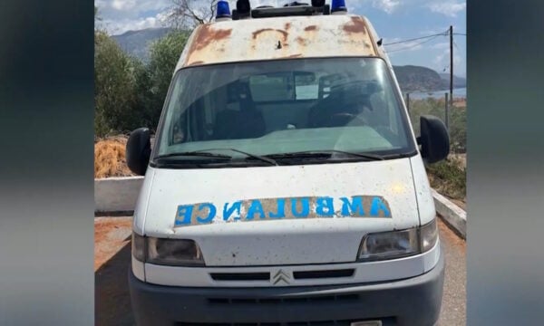 Μάνη: Ασθενοφόρο του 1996 με σχεδόν 1 εκατομμύριο χιλιόμετρα προκαλεί αντιδράσεις στους κατοίκους