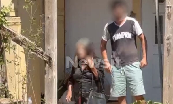 Μαραθώνας: Στον εισαγγελέα ο εγγονός και η κόρη που έκρυψε τα οστά της μητέρας της στο υπόγειο – Ερευνάται ο λόγος θανάτου της 90χρονης