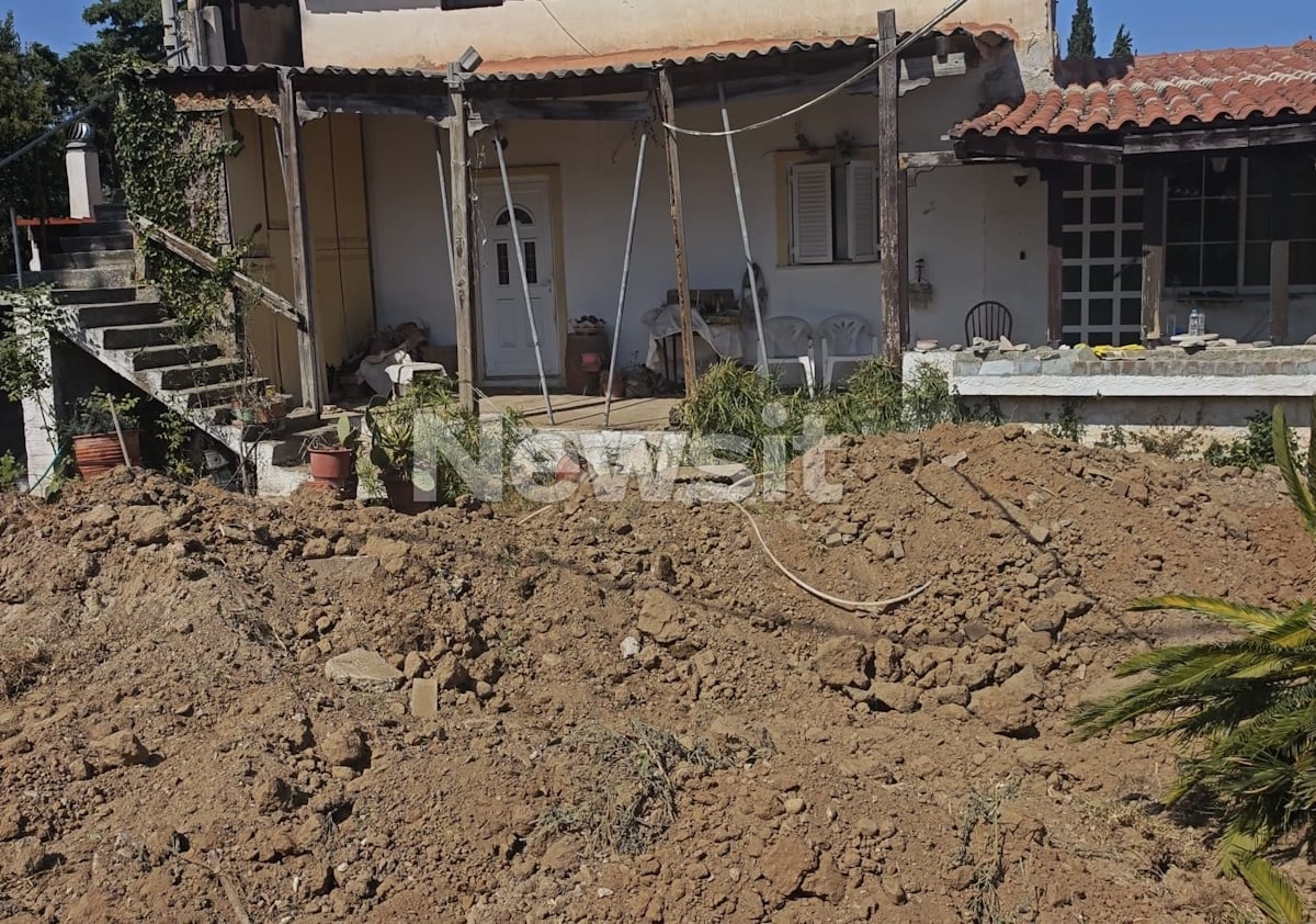 Κόρη ηλικιωμένης στον Μαραθώνα έθαψε τη μητέρα της για να της παίρνει τη σύνταξη: «Δεν θυμάμαι πού είναι», έλεγε στους αστυνομικούς 9 Η αυλή της ηλικιωμένης στον Μαραθώνα