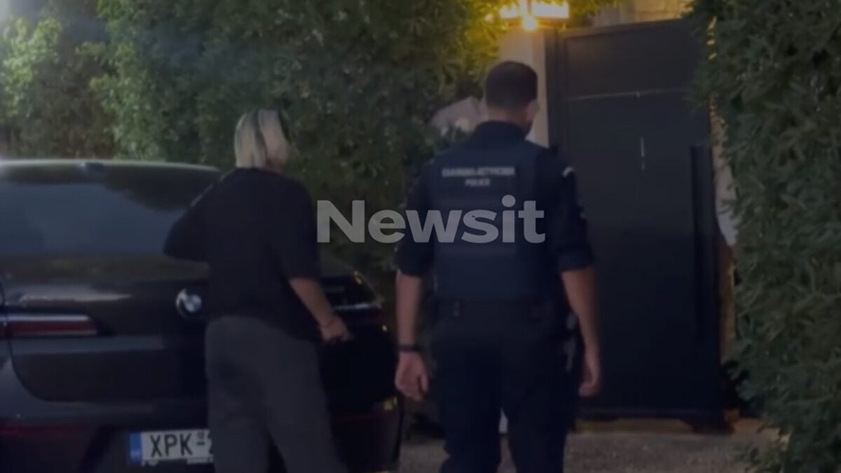 Γιώργος Μαζωνάκης: Βαρύ το κλίμα έξω από το σπίτι του τραγουδιστή – Συγκίνηση από τους θαυμαστές και θρήνος για τις αδερφές του 2 Γιώργος Μαζωνάκης: Βαρύ το κλίμα έξω από το σπίτι του τραγουδιστή – Συγκίνηση από τους θαυμαστές και θρήνος για τις αδερφές του