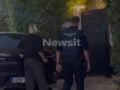 Γιώργος Μαζωνάκης: Βαρύ το κλίμα έξω από το σπίτι του τραγουδιστή – Συγκίνηση από τους θαυμαστές και θρήνος για τις αδερφές του
