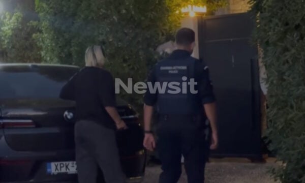 Γιώργος Μαζωνάκης: Βαρύ το κλίμα έξω από το σπίτι του τραγουδιστή – Συγκίνηση από τους θαυμαστές και θρήνος για τις αδερφές του