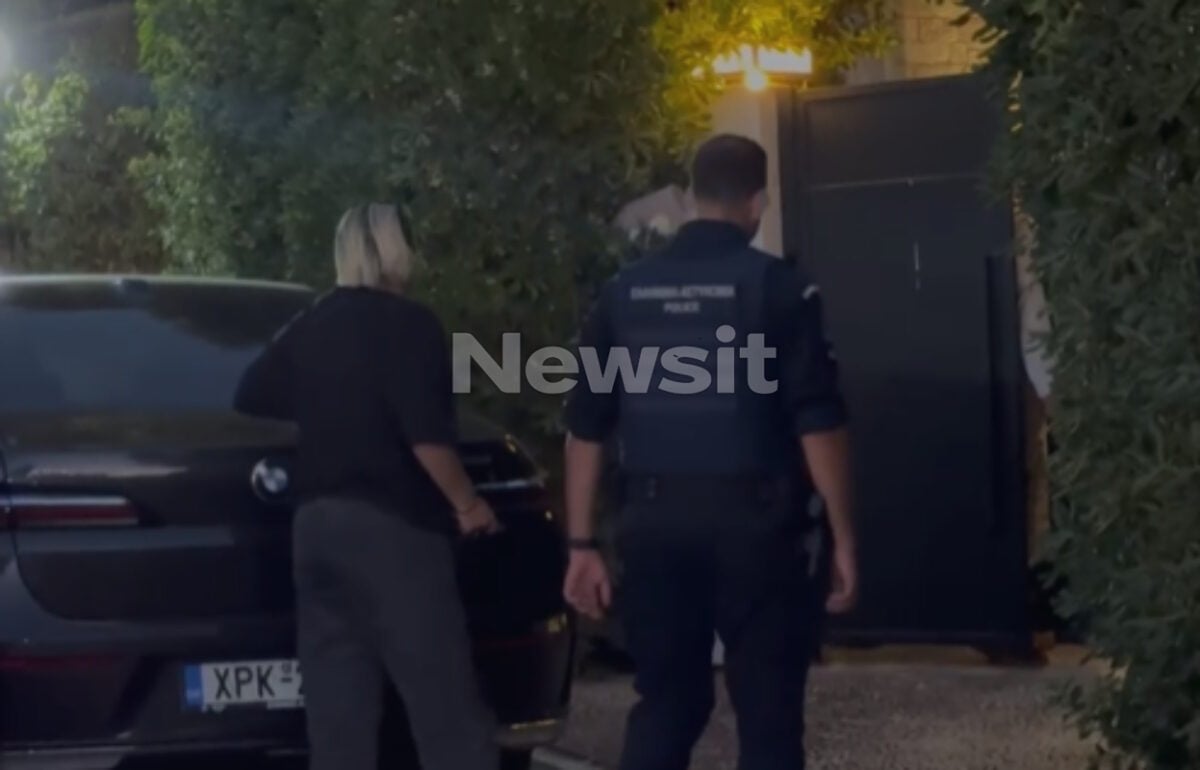 Γιώργος Μαζωνάκης: Βαρύ το κλίμα έξω από το σπίτι του τραγουδιστή – Συγκίνηση από τους θαυμαστές και θρήνος για τις αδερφές του