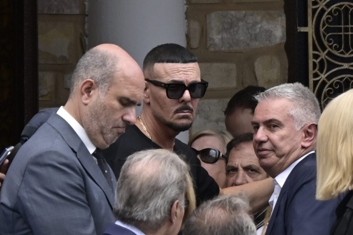 Κηδεία Γιώργου Μαζωνάκη: Κεφαλογιάννη, Γεωργιάδης, Δούκας αποχαιρέτησαν τον τραγουδιστή στη Νίκαια 14 Κηδεία Γιώργου Μαζωνάκη: Κεφαλογιάννη, Γεωργιάδης, Δούκας αποχαιρέτησαν τον τραγουδιστή στη Νίκαια
