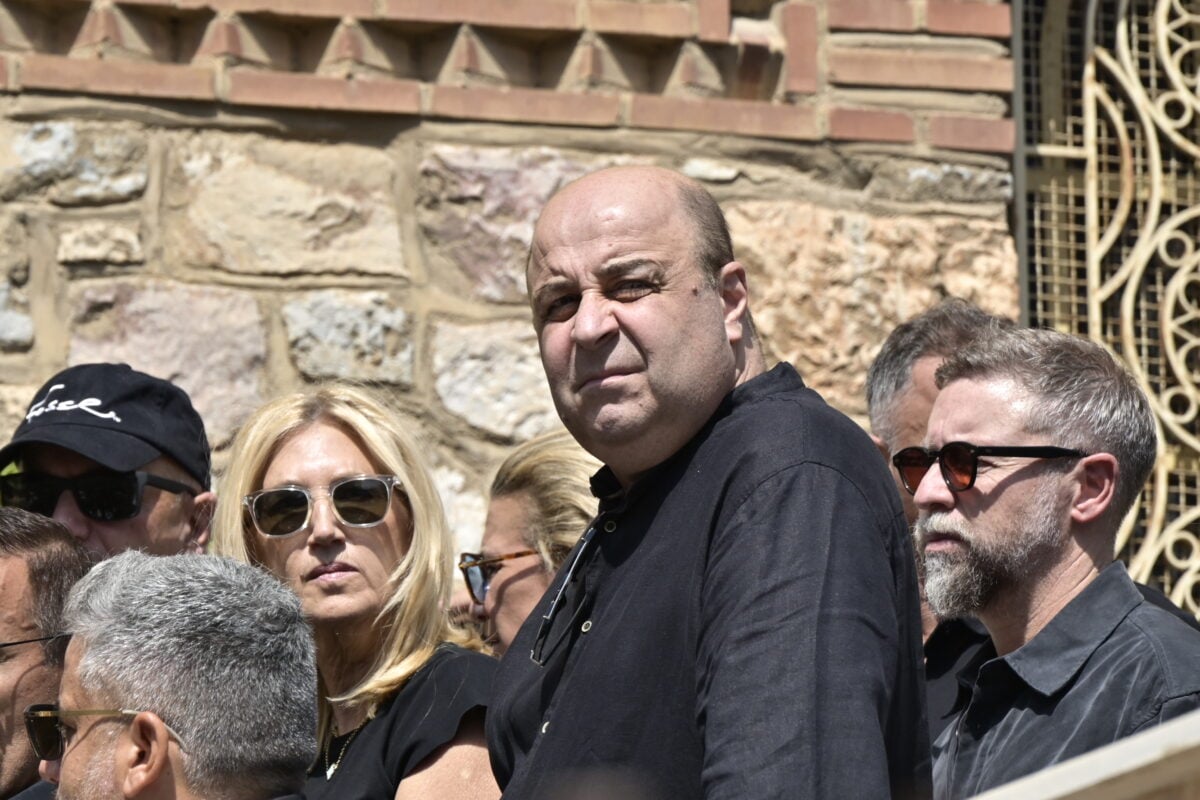 Κηδεία Γιώργου Μαζωνάκη: Οι διάσημοι που βρέθηκαν στο «ύστατο χαίρε» – Παπαρίζου, Θεοδωρίδου και Ψινάκης 39 Κηδεία Γιώργου Μαζωνάκη: Οι διάσημοι που βρέθηκαν στο «ύστατο χαίρε» – Παπαρίζου, Θεοδωρίδου και Ψινάκης