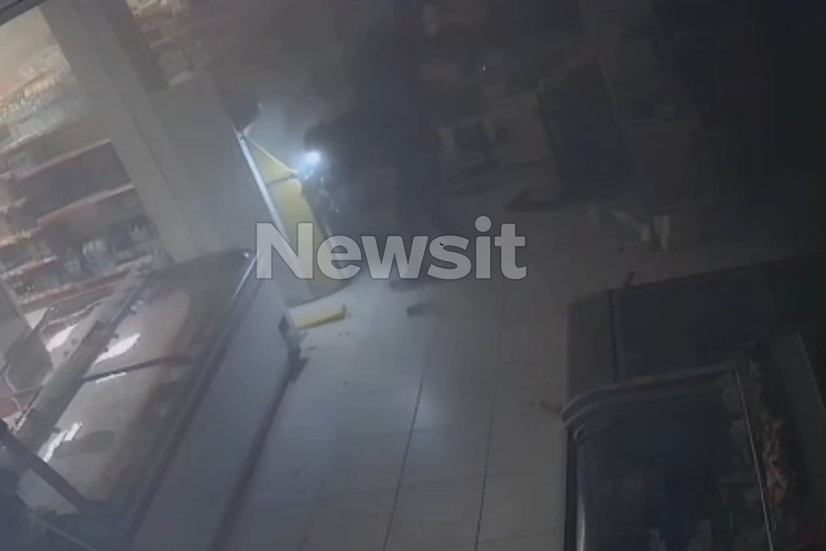 Μαρτίνο: Βίντεο ντοκουμέντο από τη δράση της σπείρας που με κλεμμένο γερανοφόρο άρπαξαν 43.420 ευρώ από ΑΤΜ