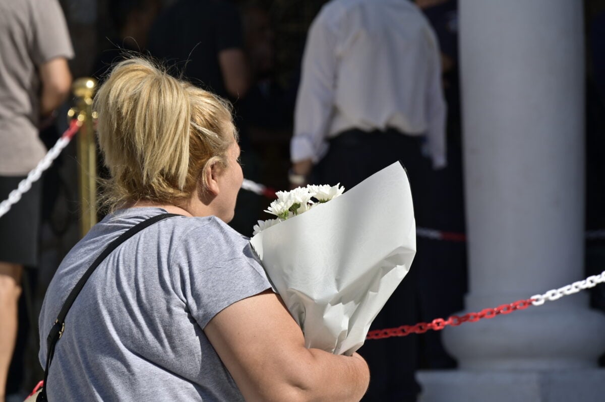 Γιώργος Μαζωνάκης: Το τελευταίο χειροκρότημα στο παιδί της νύχτας που έφυγε νωρίς 30 Κηδεία Γιώργου Μαζωνάκη