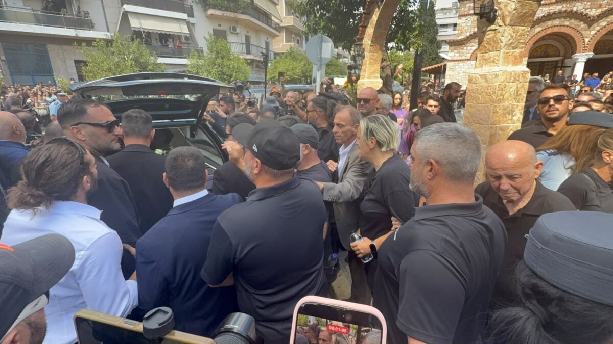 Γιώργος Μαζωνάκης: Τελευταίο χειροκρότημα από χιλιάδες κόσμου στη Νίκαια 11 Γιώργος Μαζωνάκης: Τελευταίο χειροκρότημα από χιλιάδες κόσμου στη Νίκαια