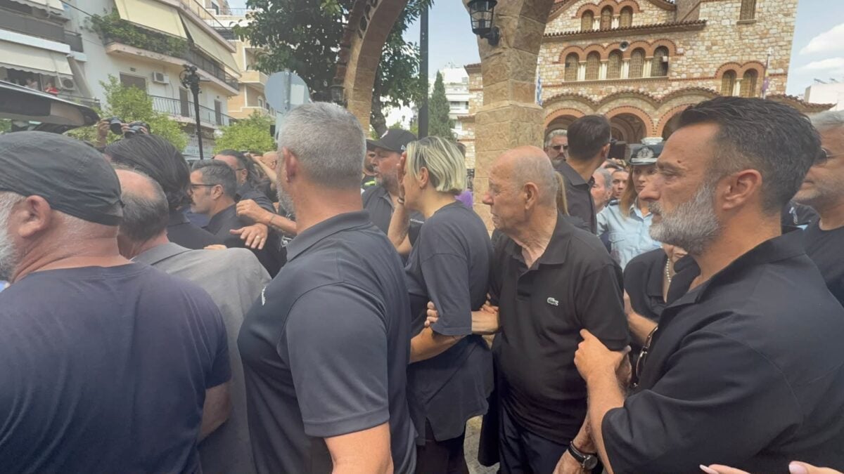 Γιώργος Μαζωνάκης: Το τελευταίο χειροκρότημα στο παιδί της νύχτας που έφυγε νωρίς 35 Κηδεία Γιώργου Μαζωνάκη
